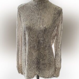 Lightweight snake print top